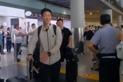 华体会体育官方入口-国乒落地北京全队洋溢笑容！梁靖崑两儿子接机 王楚钦仍一脸疲惫